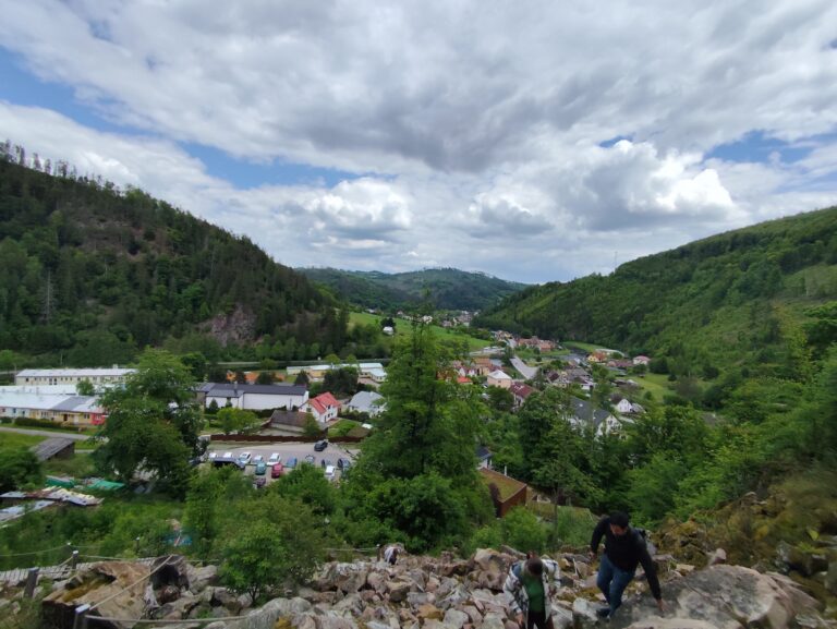 Forest Resort: Glamping pri priehrade a energia lesa