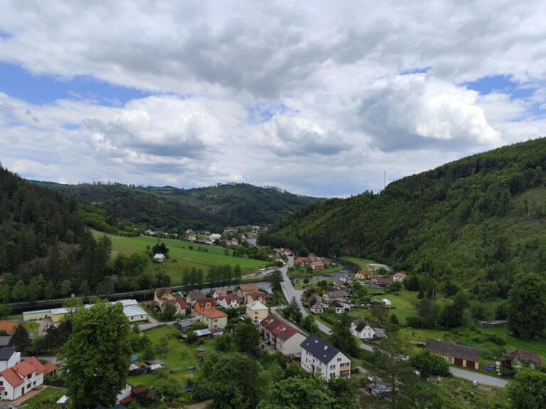 Forest Resort: Glamping pri priehrade a energia lesa