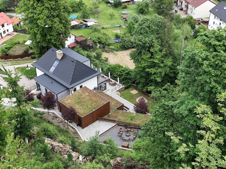 Forest Resort: Glamping pri priehrade a energia lesa