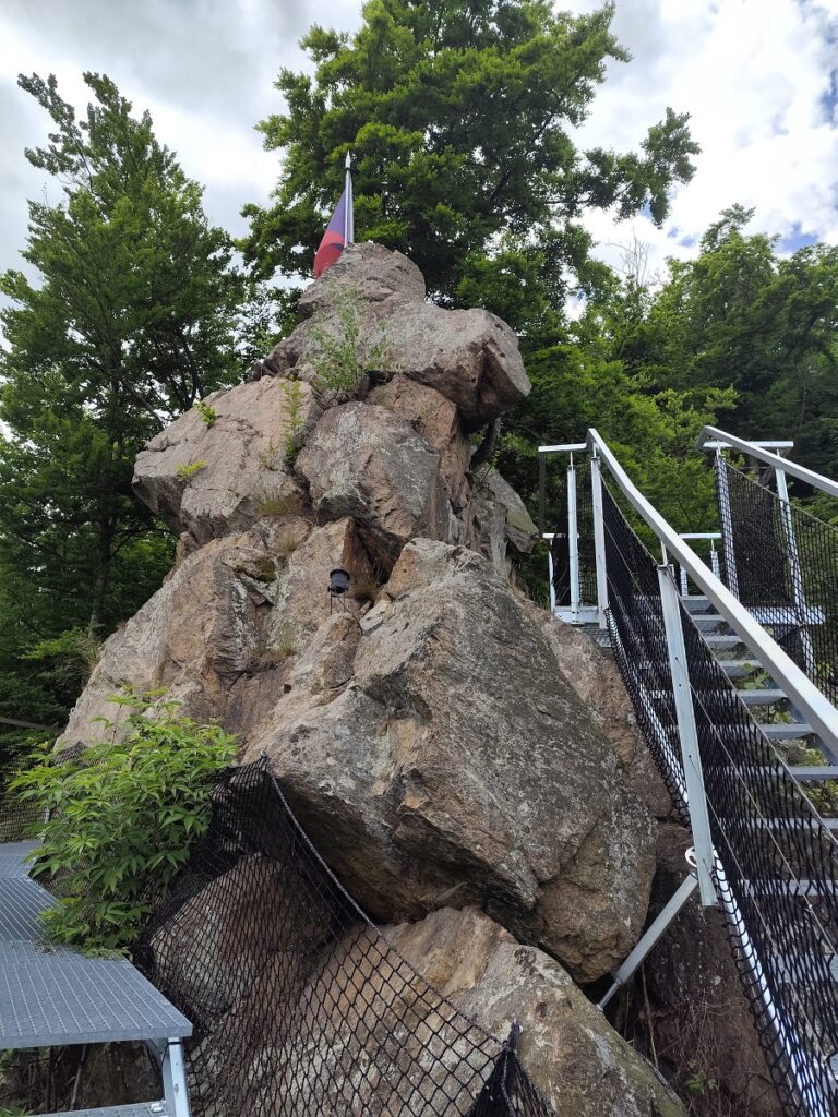 Forest Resort: Glamping pri priehrade a energia lesa