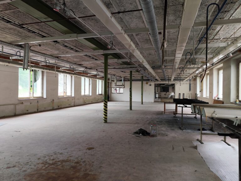 Priestory starej továrne, ktoré čaká rozsiahla rekonštrukcia.