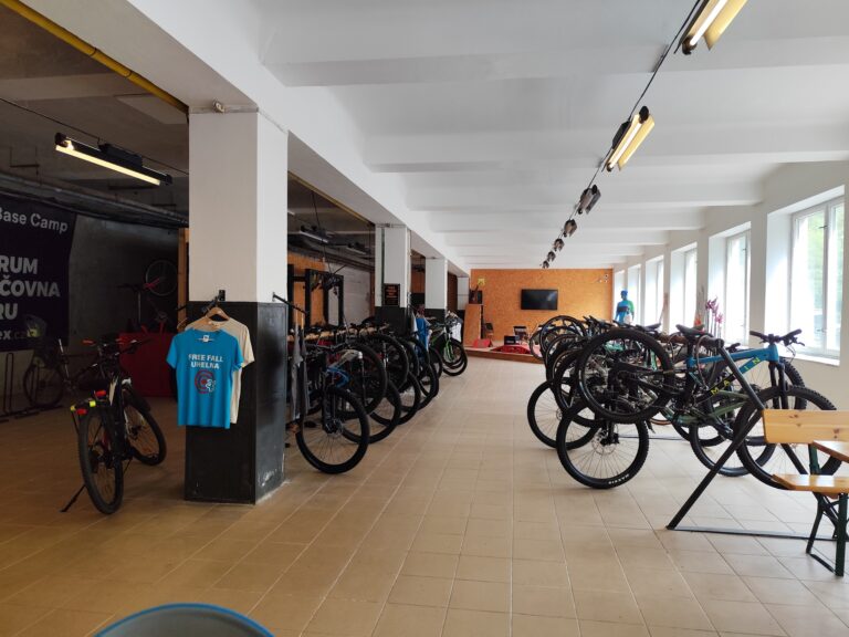 Požičovňa Feraty a bicyklov v rámci areálu bývalej továrne.
