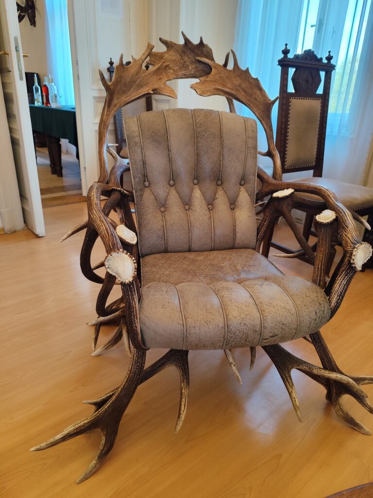 Vzácny nábytok z parožia.