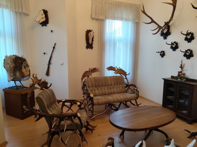 Vzácny nábytok z parožia.