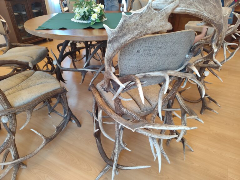 Vzácny nábytok z parožia.