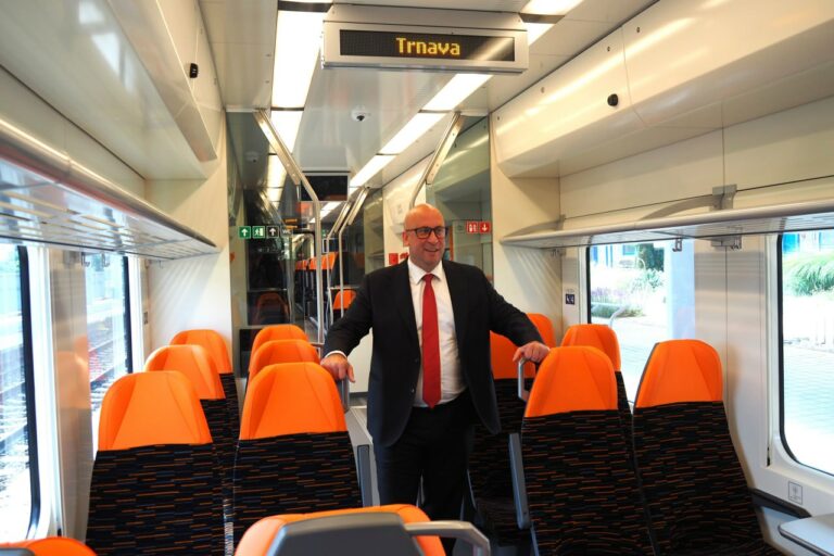 Minister dopravy Jozef Ráž počas nasadenia ďalšieho vlaku Panter, ktorý je ako prvý financovaný z plánu obnovy. Trnava, 3. jún 2025.