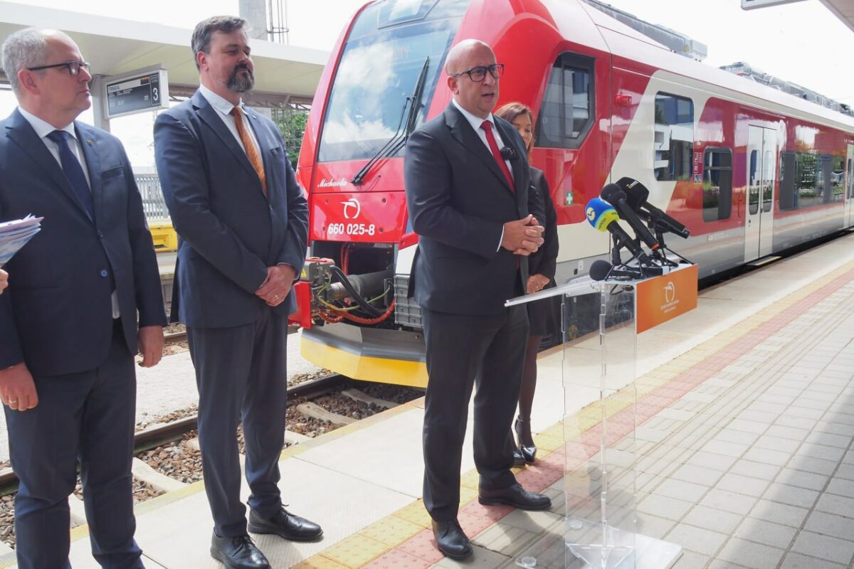 Minister dopravy Jozef Ráž a generálny riaditeľ ZSSK počas nasadenia ďalšieho vlaku Panter, ktorý je ako prvý financovaný z plánu obnovy. Trnava, 3. jún 2025.