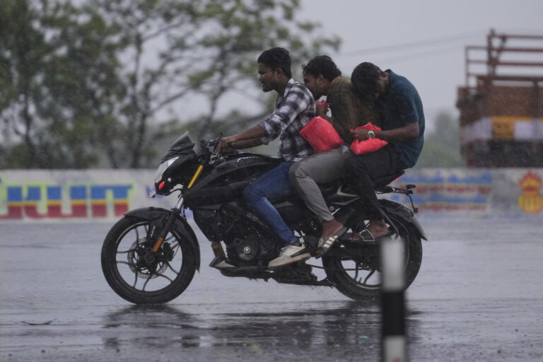 dážď ľudia cesta motocykel