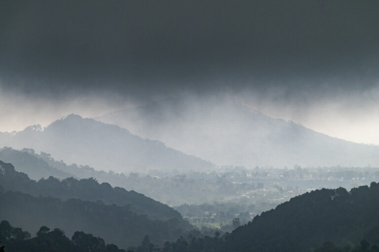 oblaky hory počasie údolie