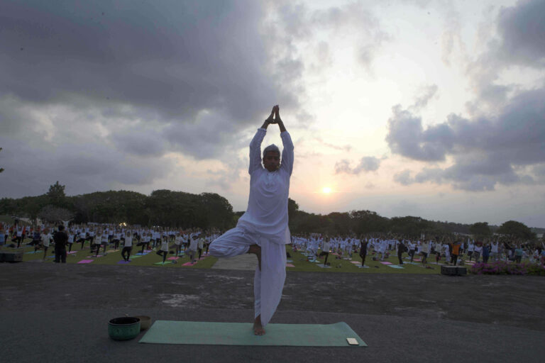 ľudia cvičiť joga karimatky príroda východ slnka zeleň
