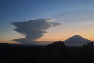 sopka erupcia dym