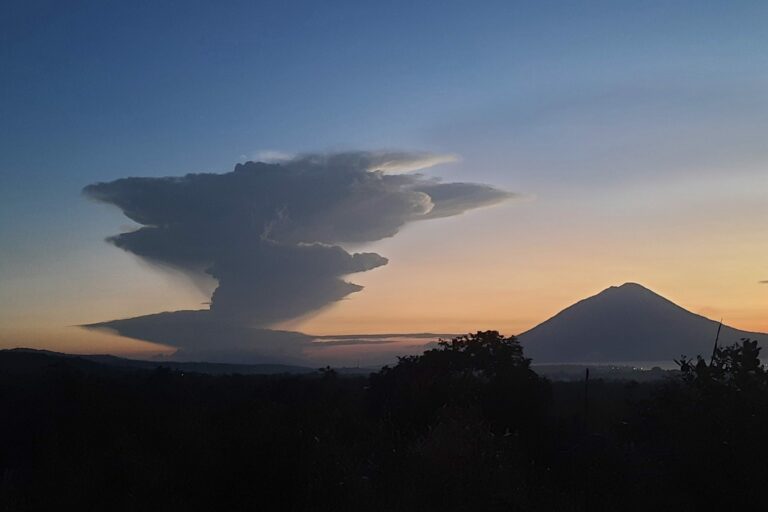 sopka erupcia dym