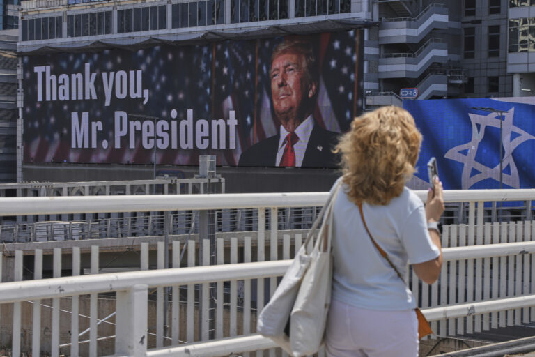 billboard žena ˇčlovek zábradlie Izrael vojna