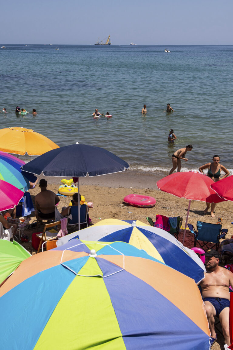 dáždnik slnečník pláž more ľudia