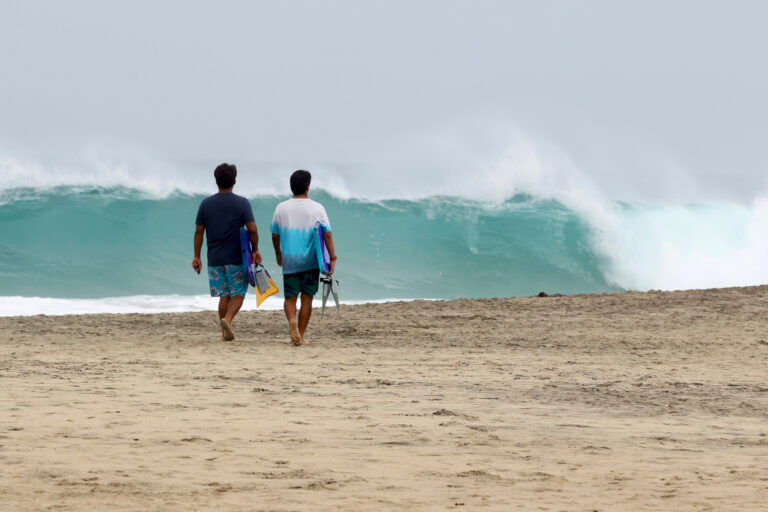 ľudia vlna more pláž