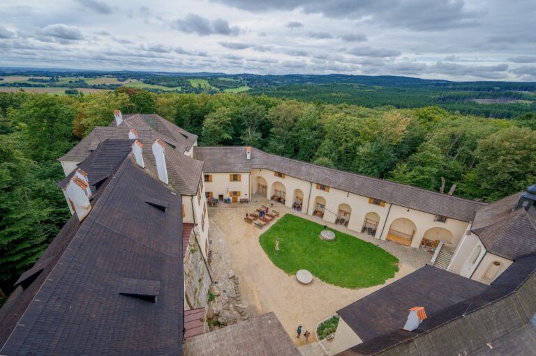 Roštejn: Hrad, kde sa deti učia cez hru a dospelí zažívajú barokové hodovanie