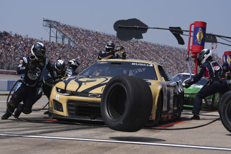 vozidlo koleso posádka tribúna fanúšikovia