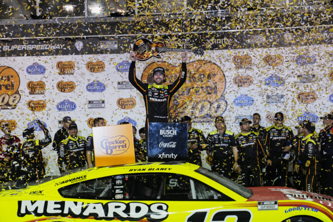 auto víťaz pohár trofej Ryan Blaney oslava automobil preteky Nascar