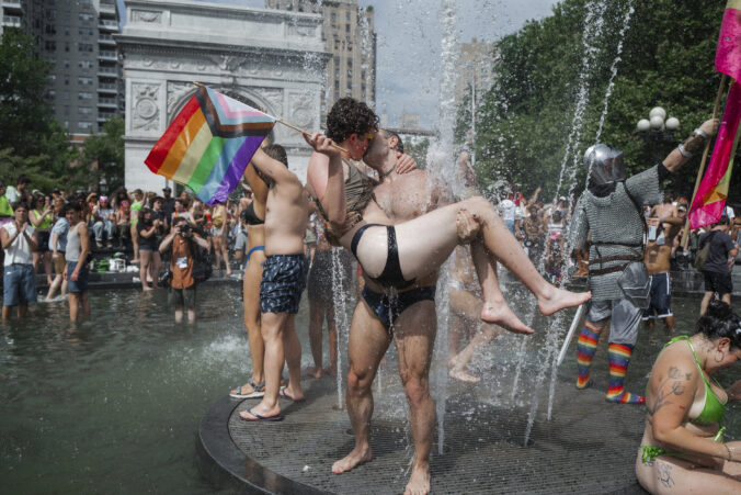 ľudia pride fontána vlajka dúha