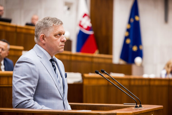 Premiér Robert Fico (Smer SD).