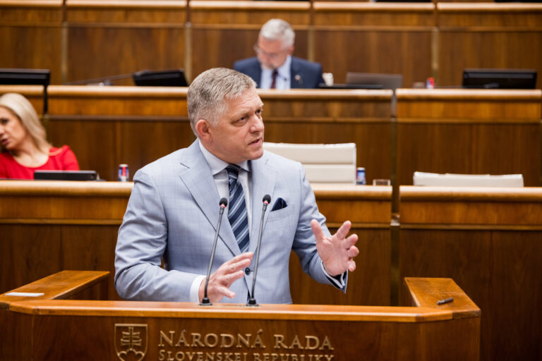 Premiér Robert Fico (Smer SD).