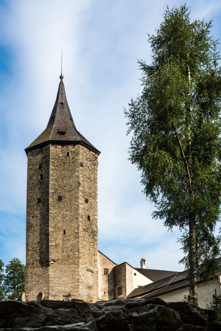 Dominantou hradu je 48 metrov vysoká vež.