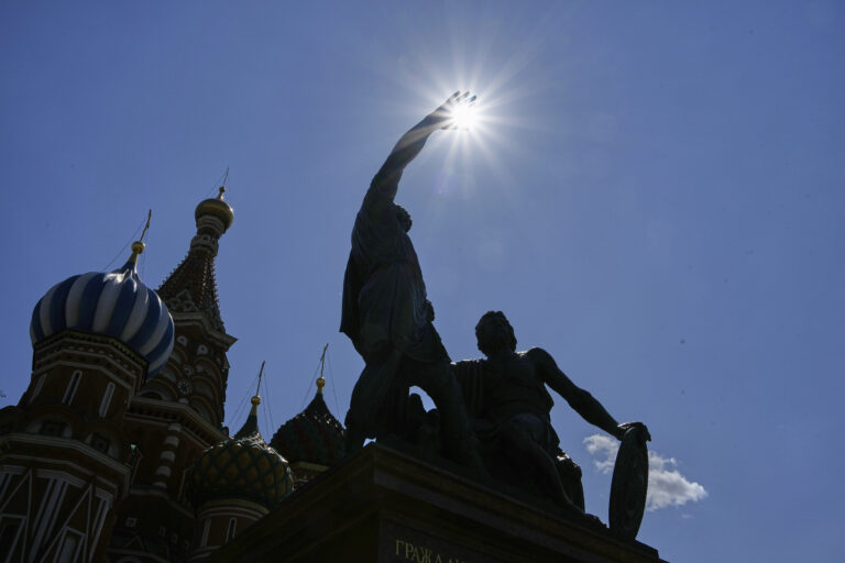 Pamätník Mininovi a Požarskému slnko