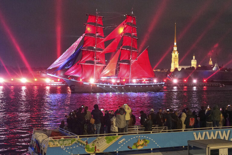 plachetnica Scarlet sails Neva rieka ľudia