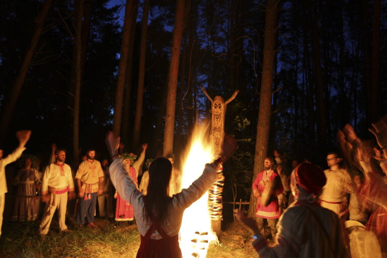 letný slnovrat oheň vtra ľudia oslava dedina