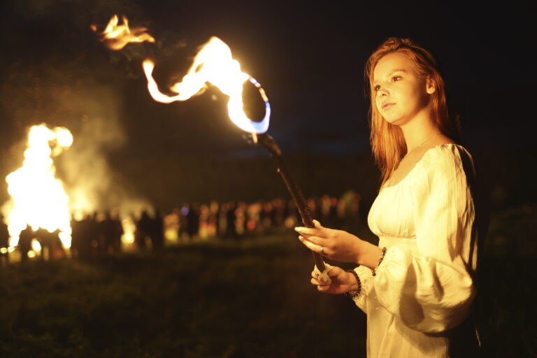 letný slnovrat oheň vtra ľudia oslava dedina