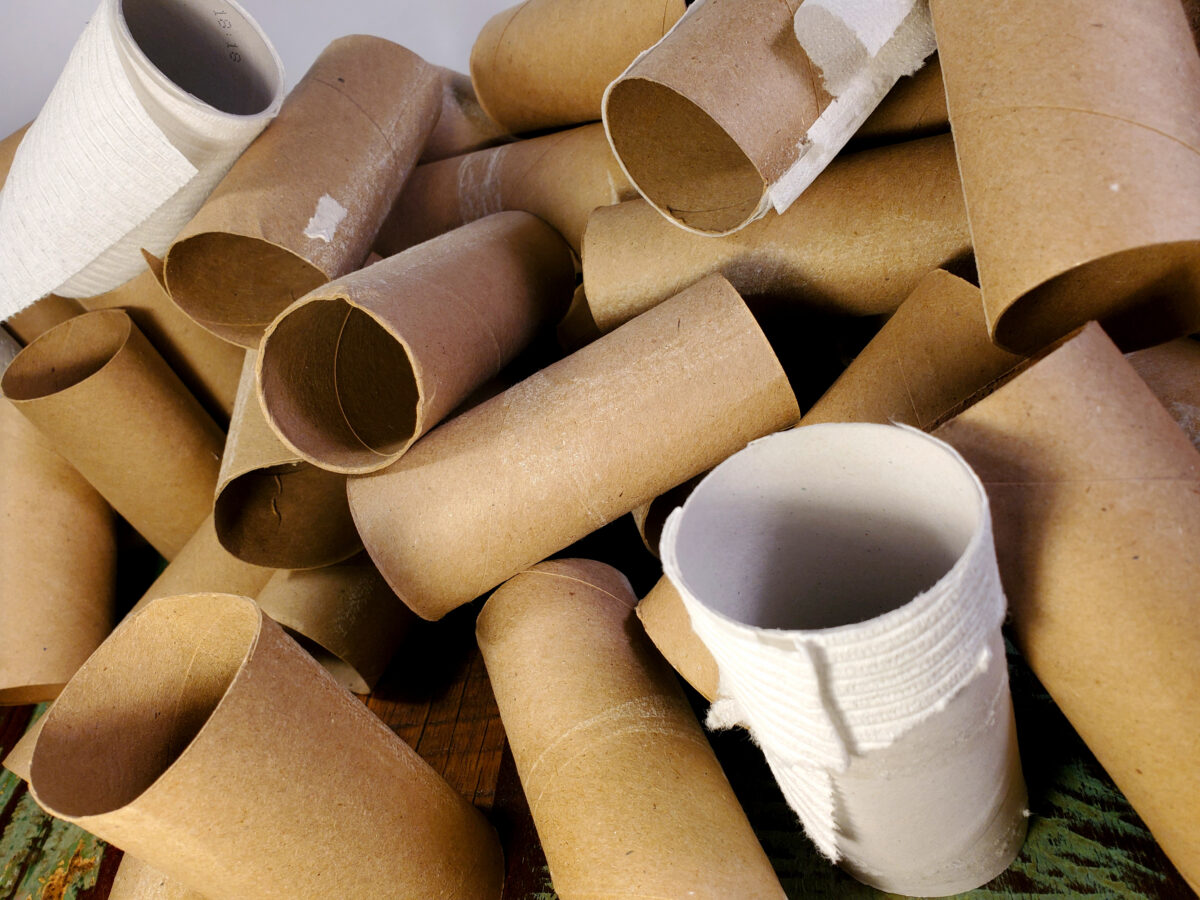 prázdne rolky od toaletného papiera