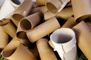 prázdne rolky od toaletného papiera