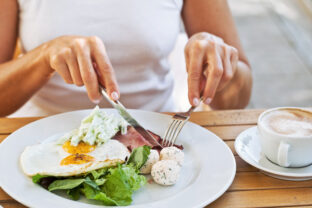 jedenie vajíčka so šalátom