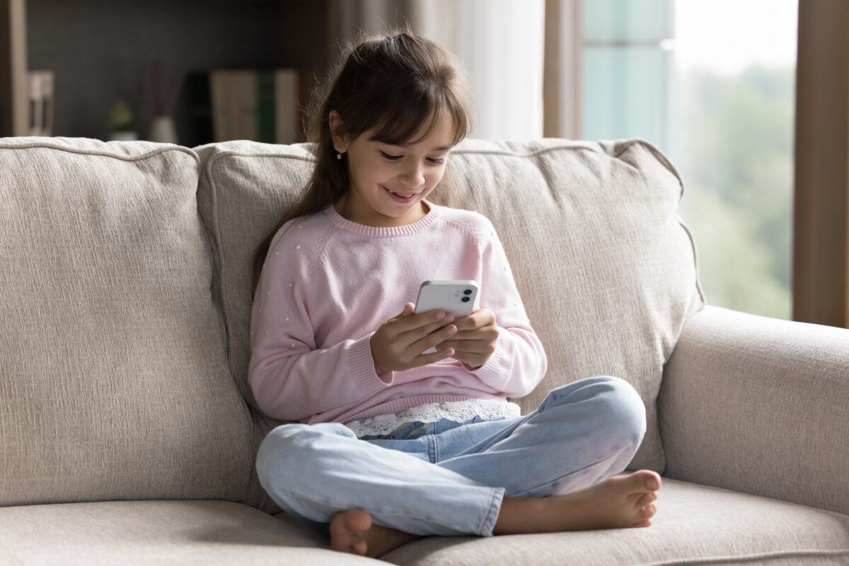 dieťa s mobilom