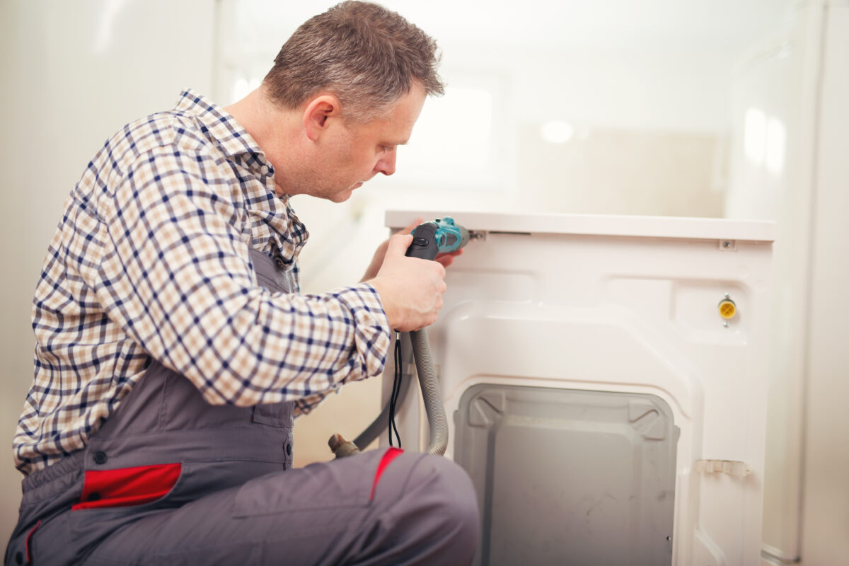 Skúsený opravár práčok