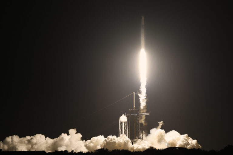 Raketa SpaceX Falcon 9 dym kozmická loď