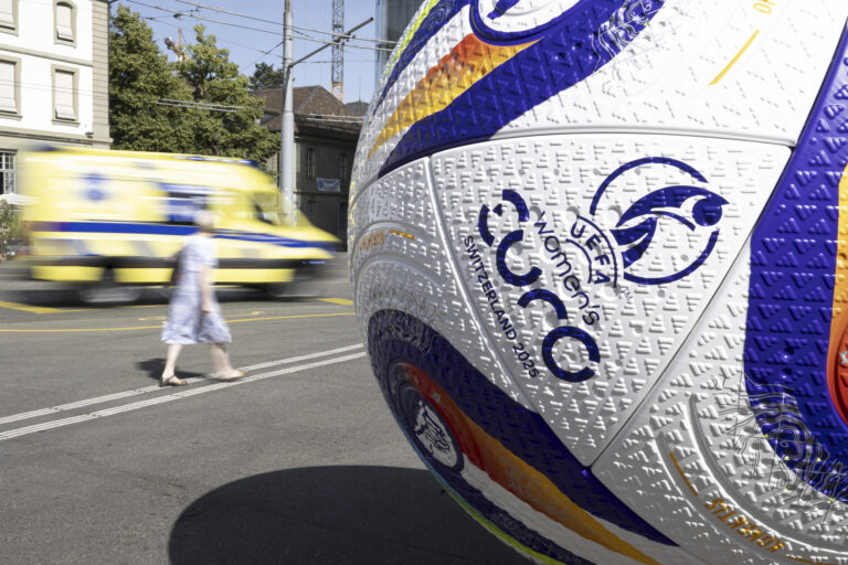 lopta cesta človek vozidlo