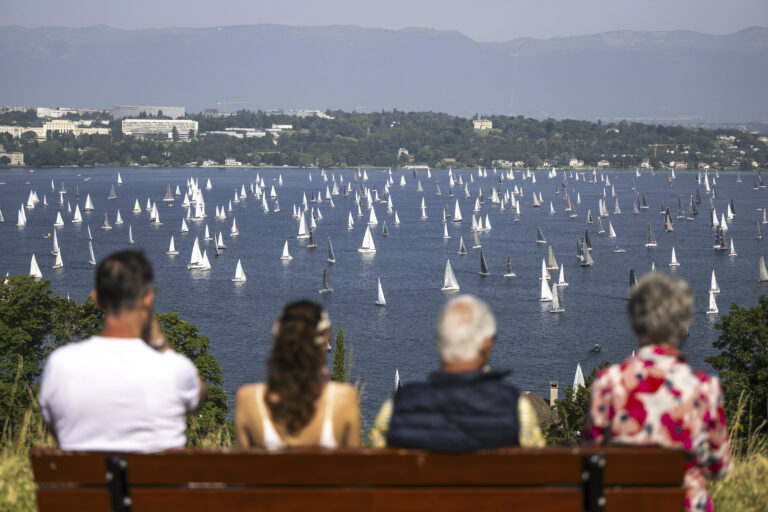 plachetnice jachty jazero Ženeva ľudia