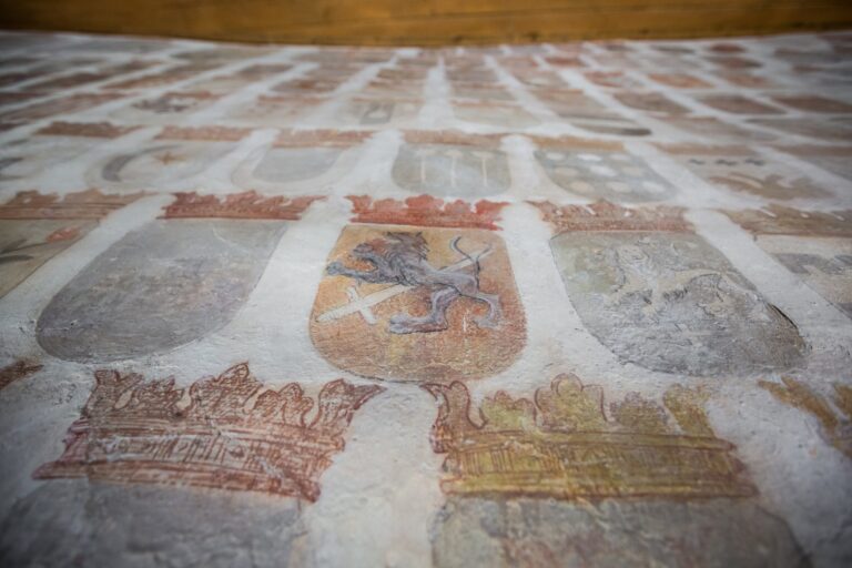 Miestnosť pokrytá vyše 700 erbmi.