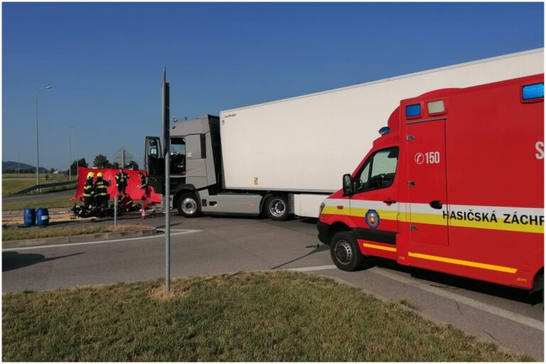 Nehoda, zrážka kamióna s motorkou