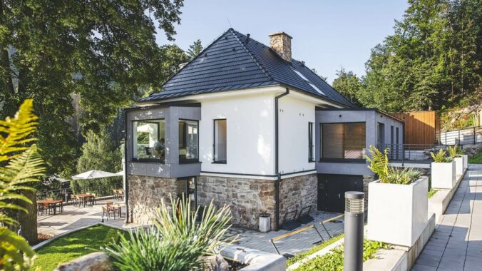 Forest Resort: Glamping pri priehrade a energia lesa
