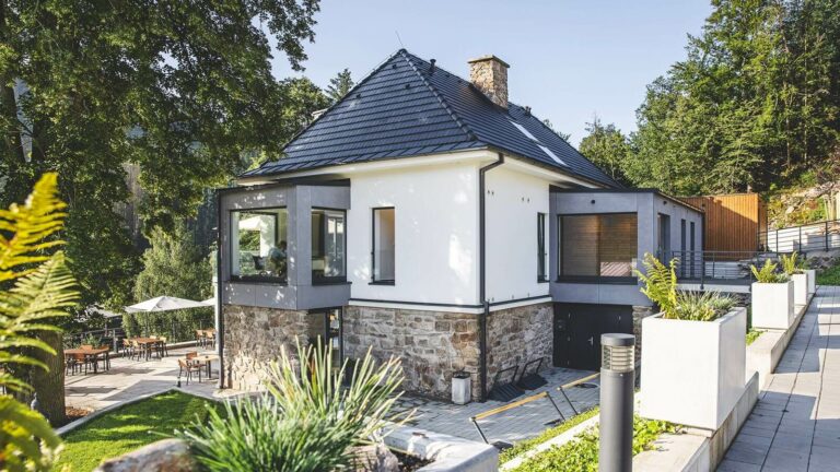 Forest Resort: Glamping pri priehrade a energia lesa