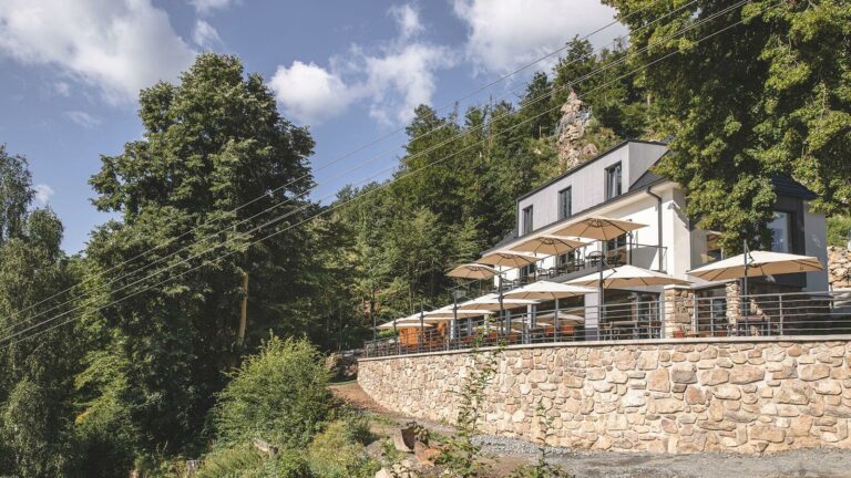 Forest Resort: Glamping pri priehrade a energia lesa