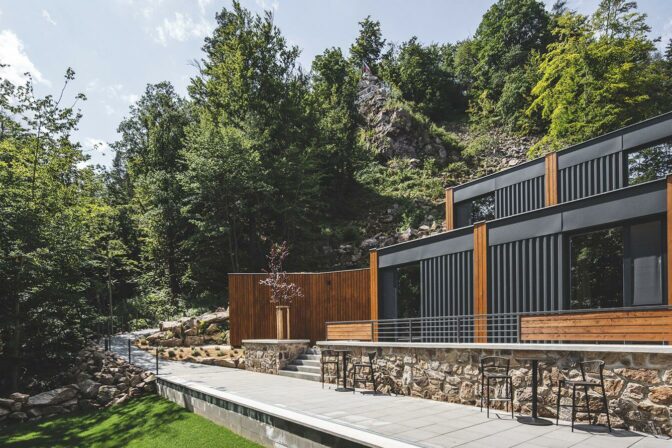 Forest Resort: Glamping pri priehrade a energia lesa