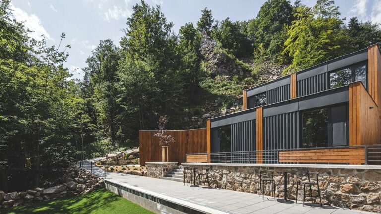 Forest Resort: Glamping pri priehrade a energia lesa