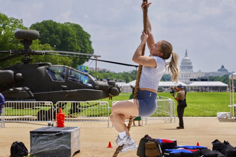 žena lano lezenie vrtuľník