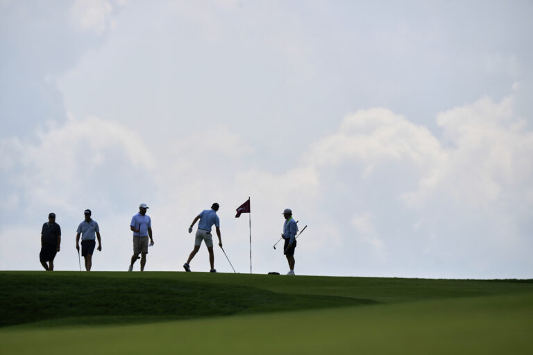 golf golfisti trávnik jamka vlajka ľudia