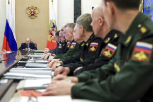 Ruský prezident Vladimir Putin počas rokovania o štátnom zbrojnom programe. Moskva