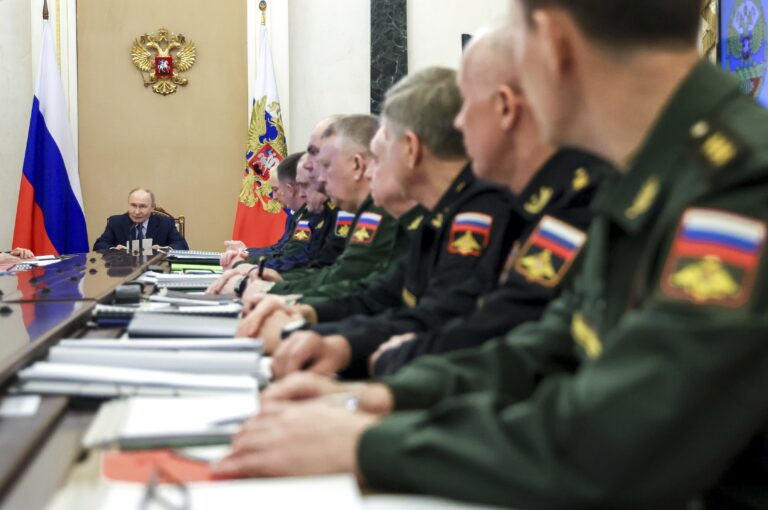 Ruský prezident Vladimir Putin počas rokovania o štátnom zbrojnom programe. Moskva