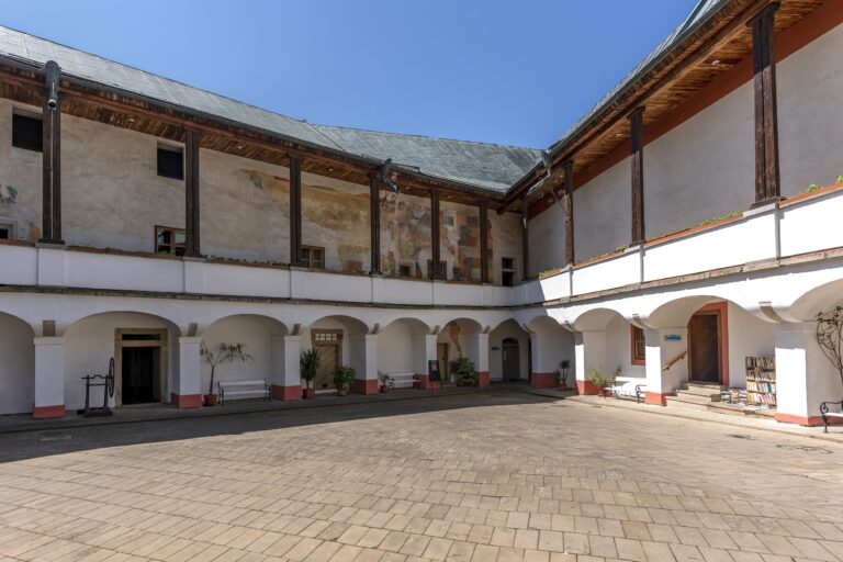 Červená Řečice: Zámok s červenou strechou, tajomstvami a takmer pápežom